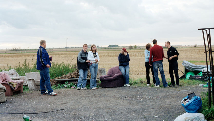 Tobias Zielony, untitled. From the series: Das, was euch am Leben erhält, ist was bei uns zu Asche zerfiel, 1997–2005. C-print, 15x10 cm. Courtesy of: KOW, Berlin